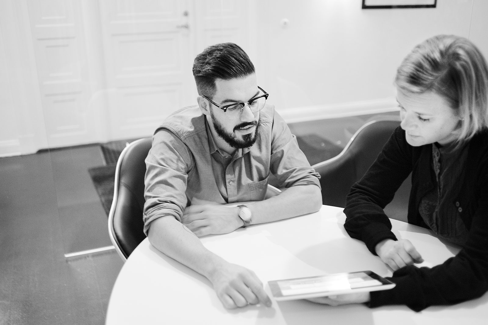 Christian och Ann-Sofi tittar på en iPad