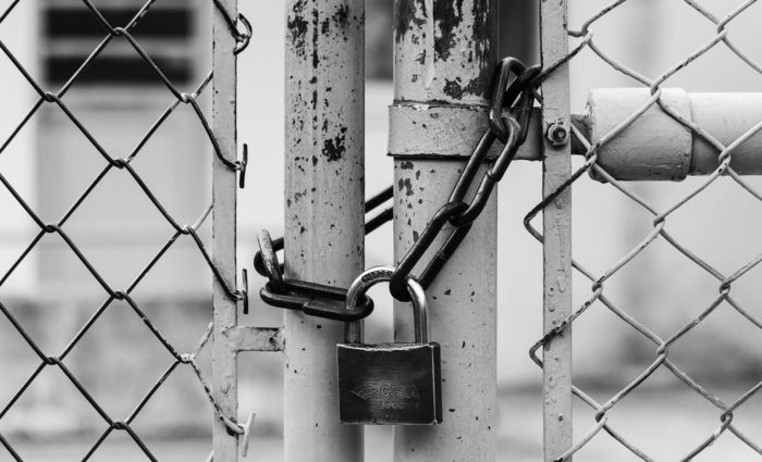 Grind som är låst med hänglås och kedja