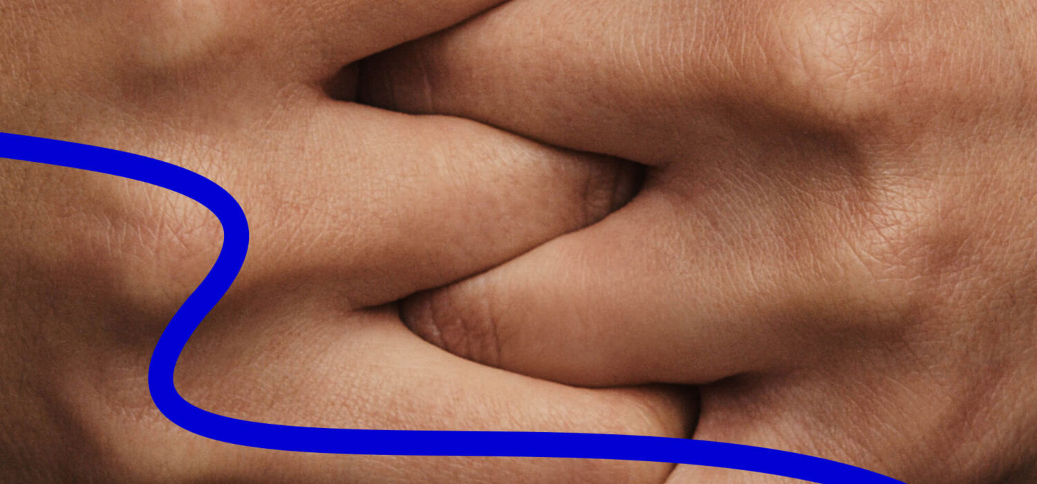 Två händer med fingrar som flätas samman