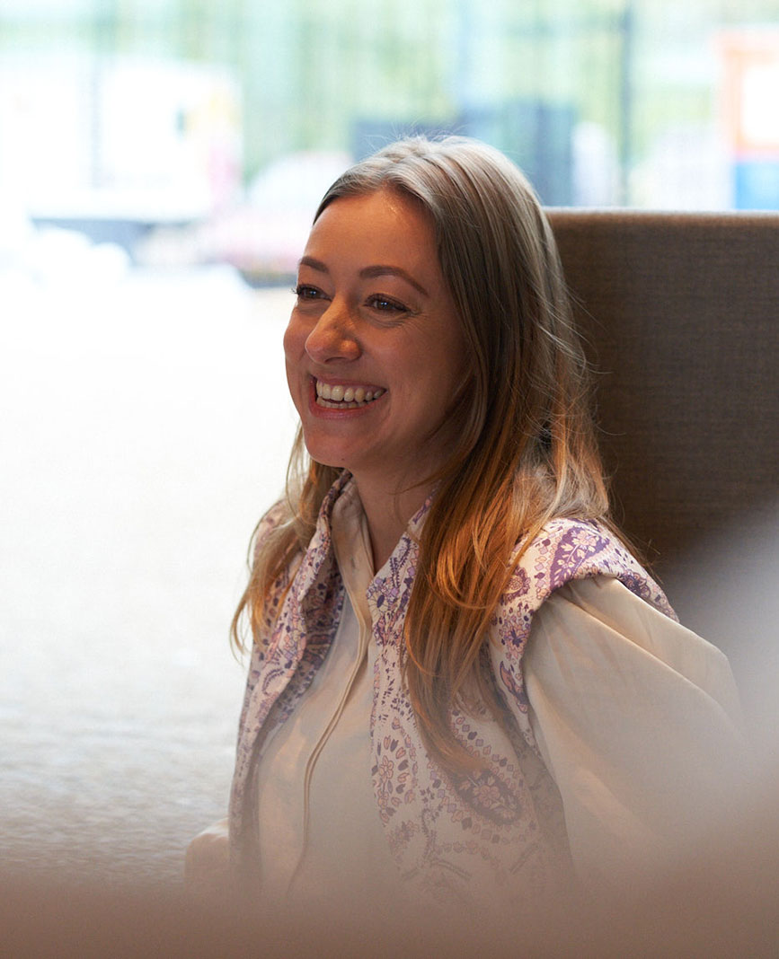 Kvinna med långt brunt hår skrattar